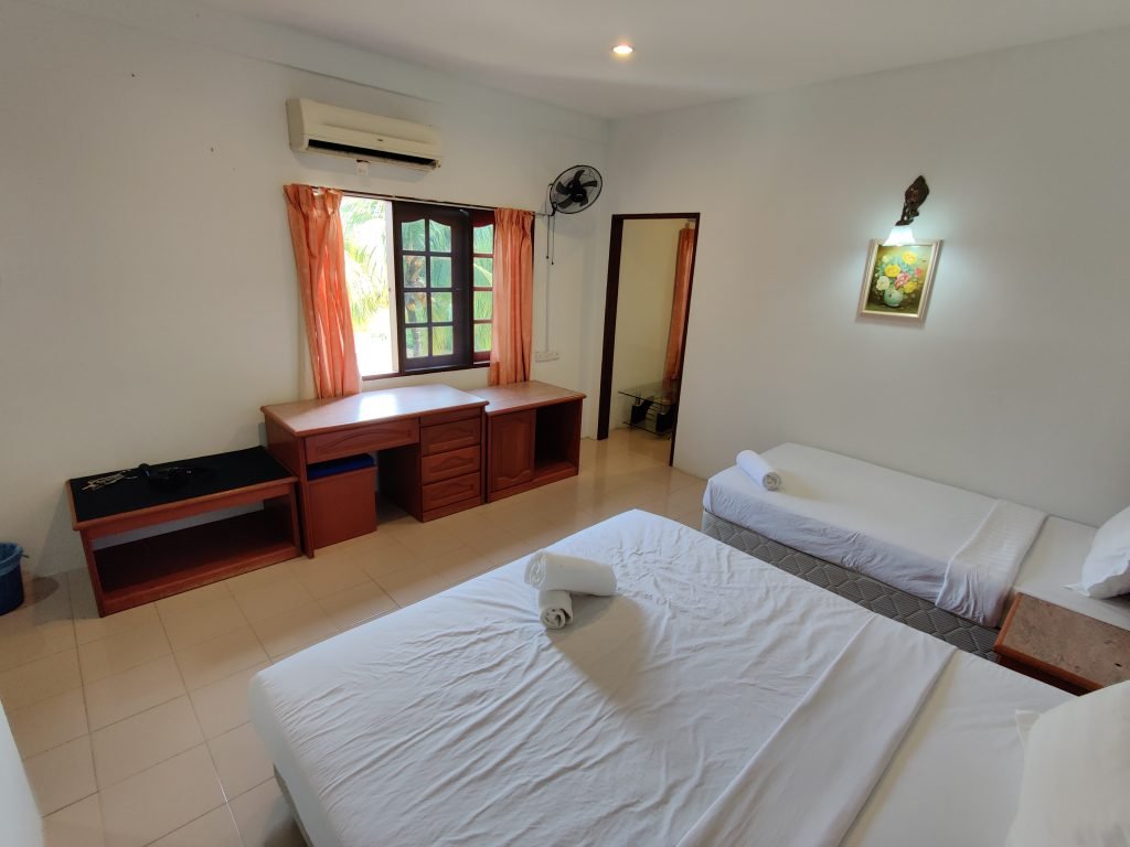 Tekoma resort in Taman Negara has a family luxury room that can accommodate up to 5 person, containing 3 single beds, and 1 Queen sized bed.