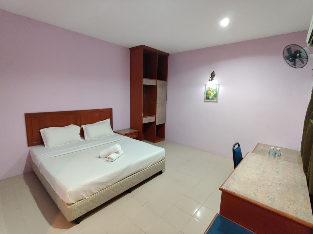 Deluxe Couple room perfect for couples, or friends to stay together comfortably in Tekoma Resort, Taman Negara