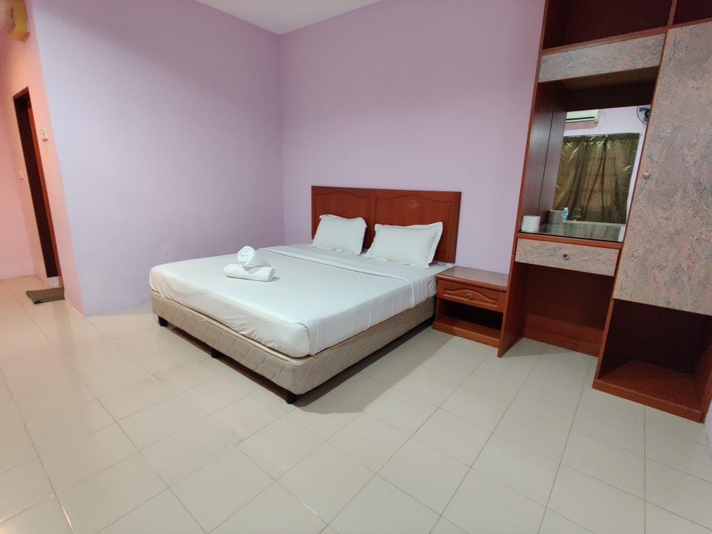 Deluxe Couple room perfect for couples, or friends to stay together comfortably in Tekoma Resort, Taman Negara