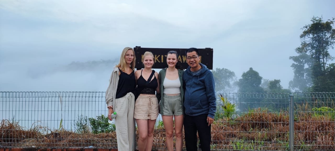 Three German backpackers went up to Bukit Awan with Tekoma Resort's boss during their stay at Taman Negara