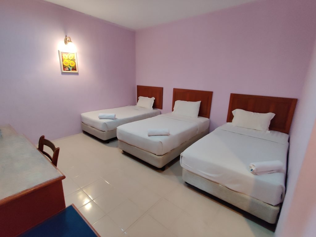 triple sharing room consisting of 3 singe beds in tekoma resort taman negara